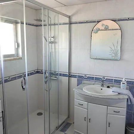 Aylevarroo Penthouse