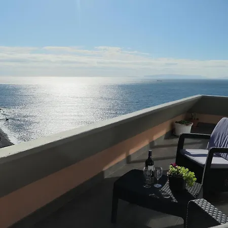 Aylevarroo Penthouse * Caniço